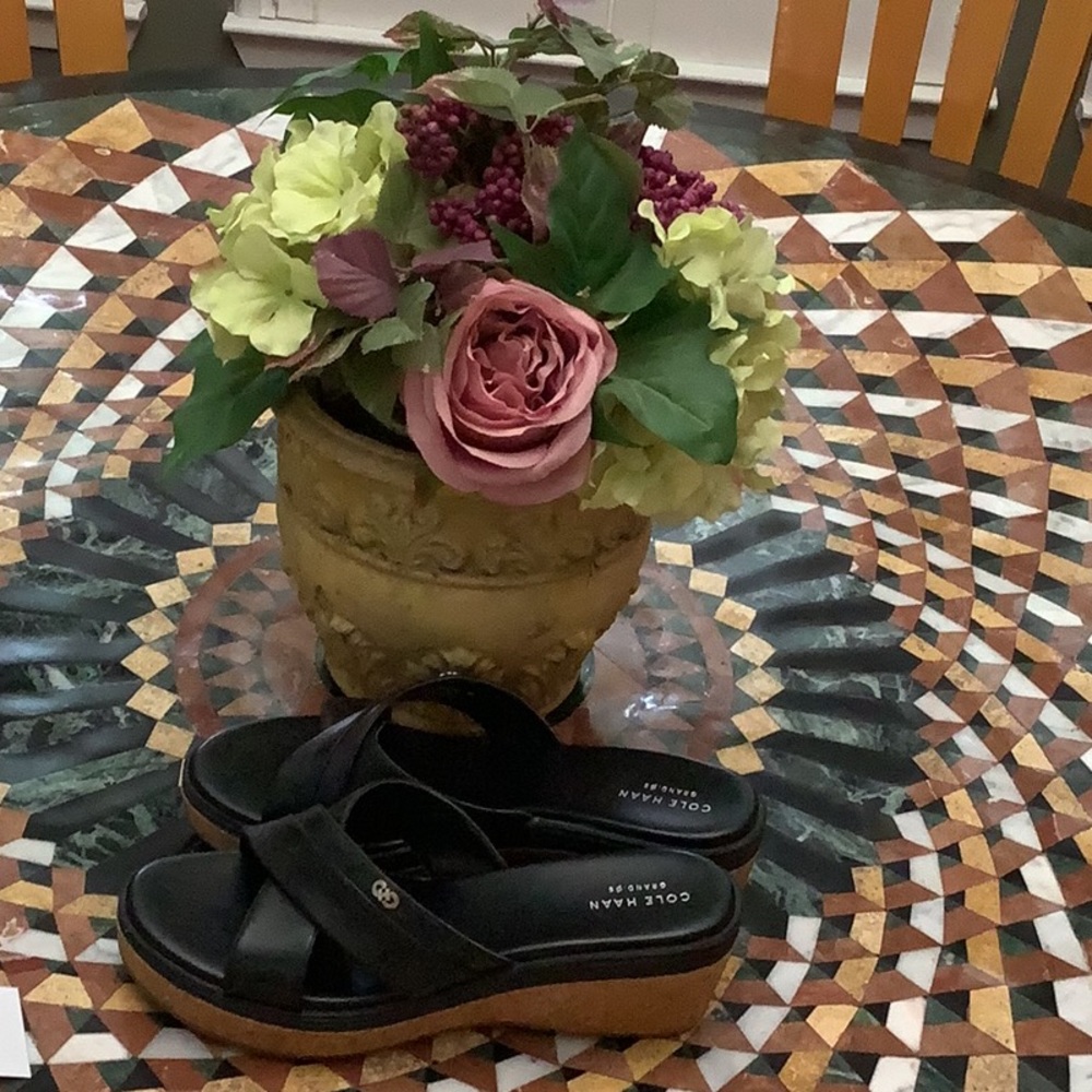 Designer Cole Haan Grand! Black Leather like new so comfy